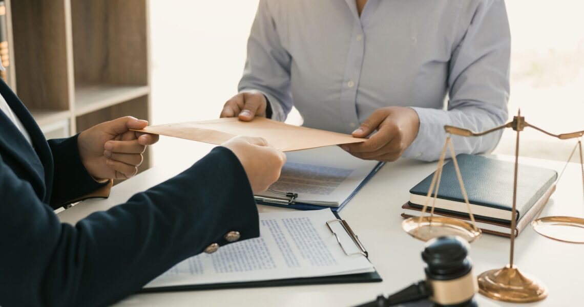 Advogado administrativo analisando documentos e contratos para processos e licitações.