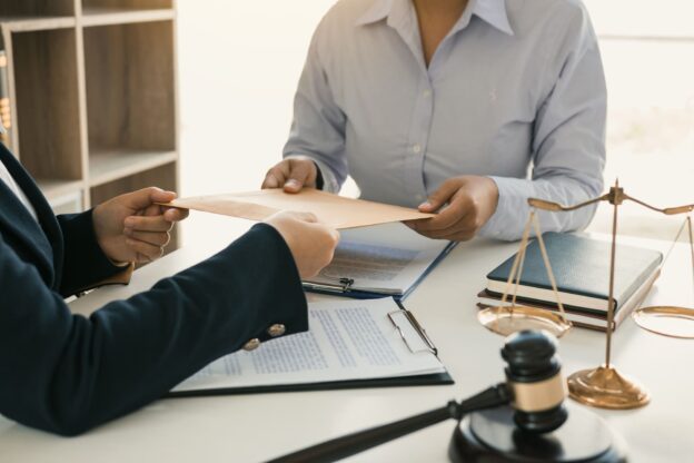 Advogado administrativo analisando documentos e contratos para processos e licitações.