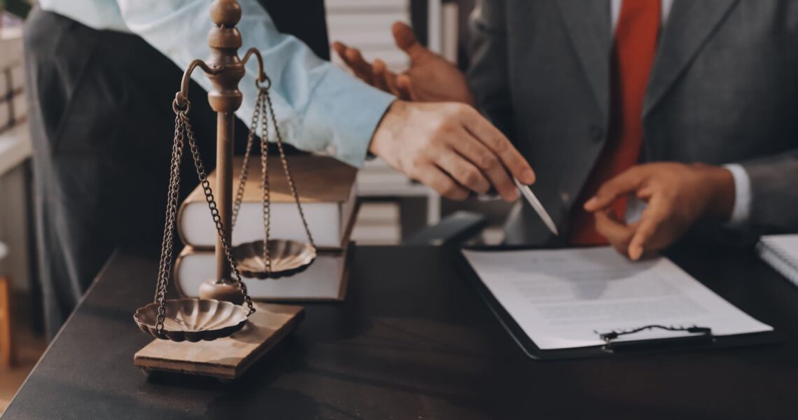 Advogado trabalhista analisando documentos em escritório de advocacia