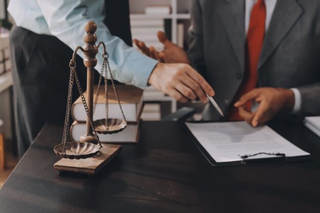 Advogado trabalhista analisando documentos em escritório de advocacia
