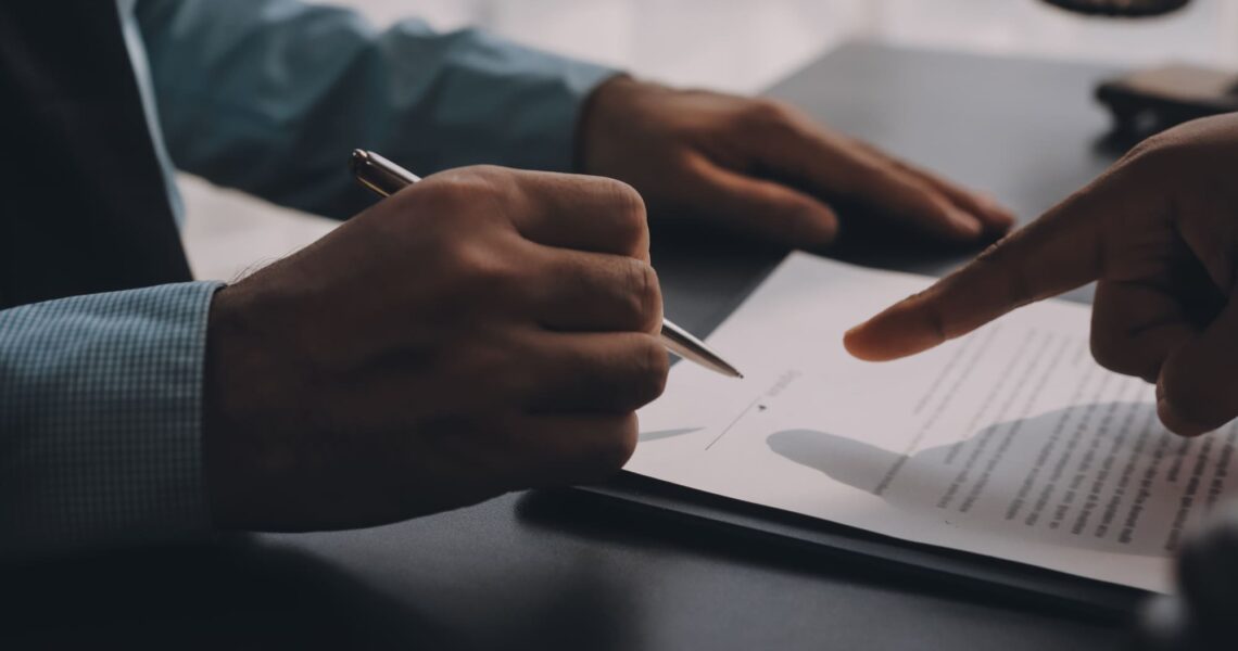 Advogado tributarista analisando documentos fiscais com empresário