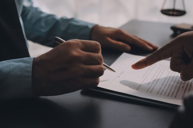 Advogado tributarista analisando documentos fiscais com empresário