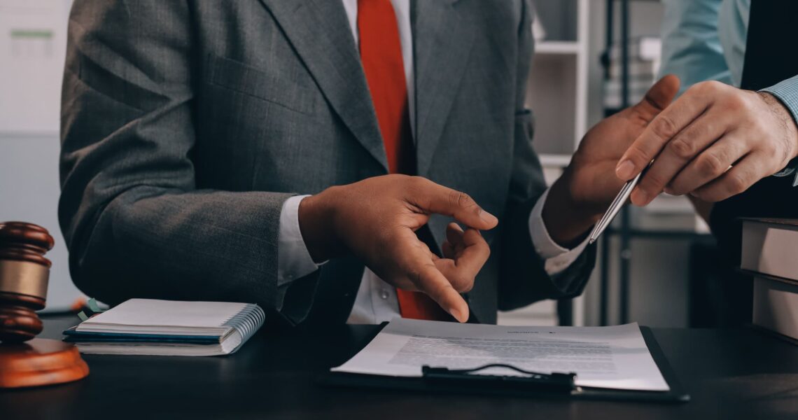 Advogado cível analisando contrato empresarial para prevenir inadimplência