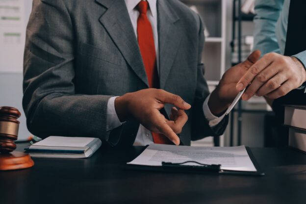 Advogado cível analisando contrato empresarial para prevenir inadimplência