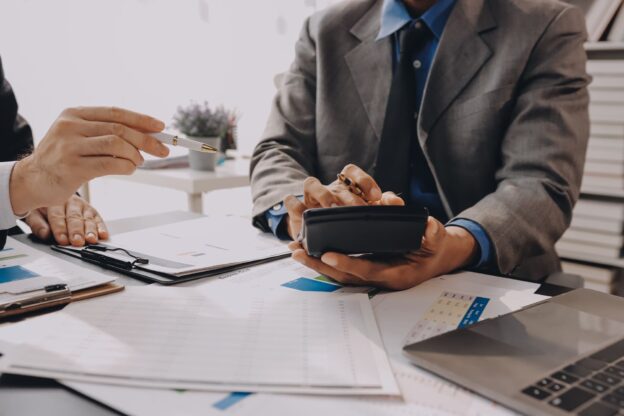 Advogado tributarista orientando empresário sobre planejamento tributário