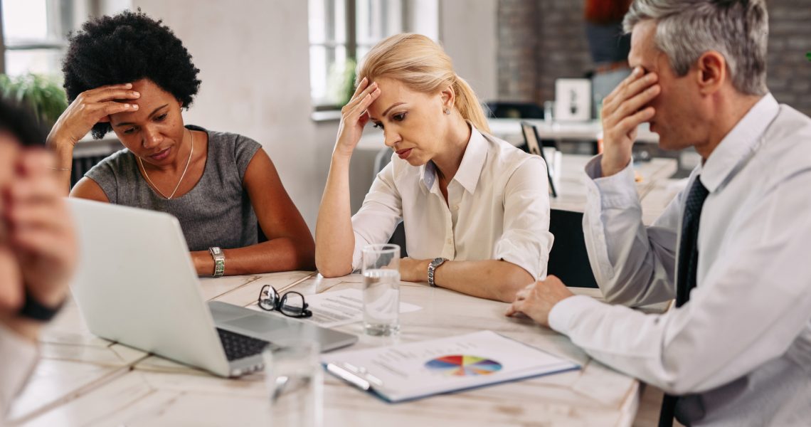 Equipe jurídica e financeira analisando estratégias de recuperação de crédito empresarial em reunião