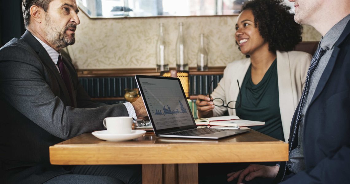 advogado societário em reunião com empresários discutindo estrutura e decisões da empresa