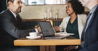 advogado societário em reunião com empresários discutindo estrutura e decisões da empresa