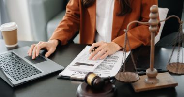 Contencioso trabalhista: advogada analisando documentos e calculando possíveis passivos trabalhistas no escritório