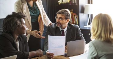 sócios e advogado analisando saída de sócio da empresa em reunião corporativa