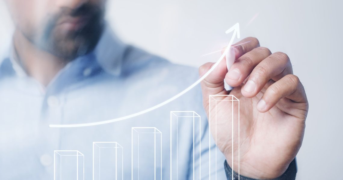 Empresário acompanhando o crescimento de indicadores financeiros, representando o crescimento empresarial aliado ao planejamento jurídico e à gestão estratégica.
